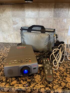 Eiki Lc-sm1 Mini Lcd Projector With Power Cord Computer Remote And Case