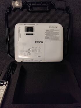 Epson 010343922617 Vs240 Projector Barely Used With Hard Shell Carrying Case