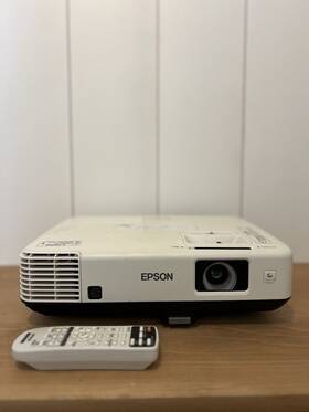 Epson 1880 Powerlite Xga Lcd Projector Hdmi 4000 Lumens / 600 Kours