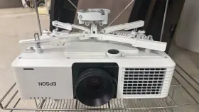 L400u Epson H907a Powerlite Projector - 13 Hours With Mount