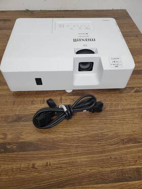 Maxell Mc-ex3551 Xga 3lcd 3700 Ansi Lumens Projector 1560 Hours. Clean Picture