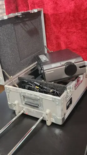 Pt-lt557u Panasonic 1500 Lumen Lcd Projector With Jelco Hard Portable Case