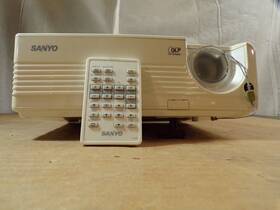 Sanyo Pdg-dsu20n Projector / 2000 Lumens 856 Lamp Hours 1 Contrast