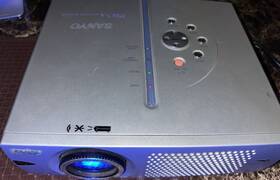 Sanyo Plc-sw20 Lcd Projector 16 9 1200 Ansi Xga Built-in Speakers Gray