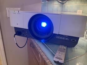 Sony Vpl-fx500 Tri-lcd 7000 Lumens Projector 185 Lamp Hours W Remote