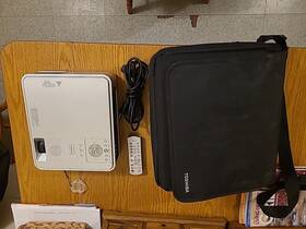 Toshiba 64735365 Tlp-xd2000 Projector Remote And Carrying Case 126 Total Hrs