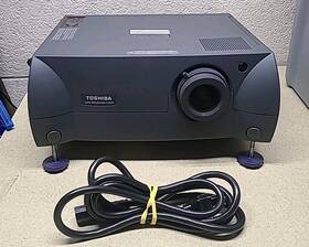 Toshiba Tlp-570 Lcd Projector In Portable Rolling Case - Tested Works Great